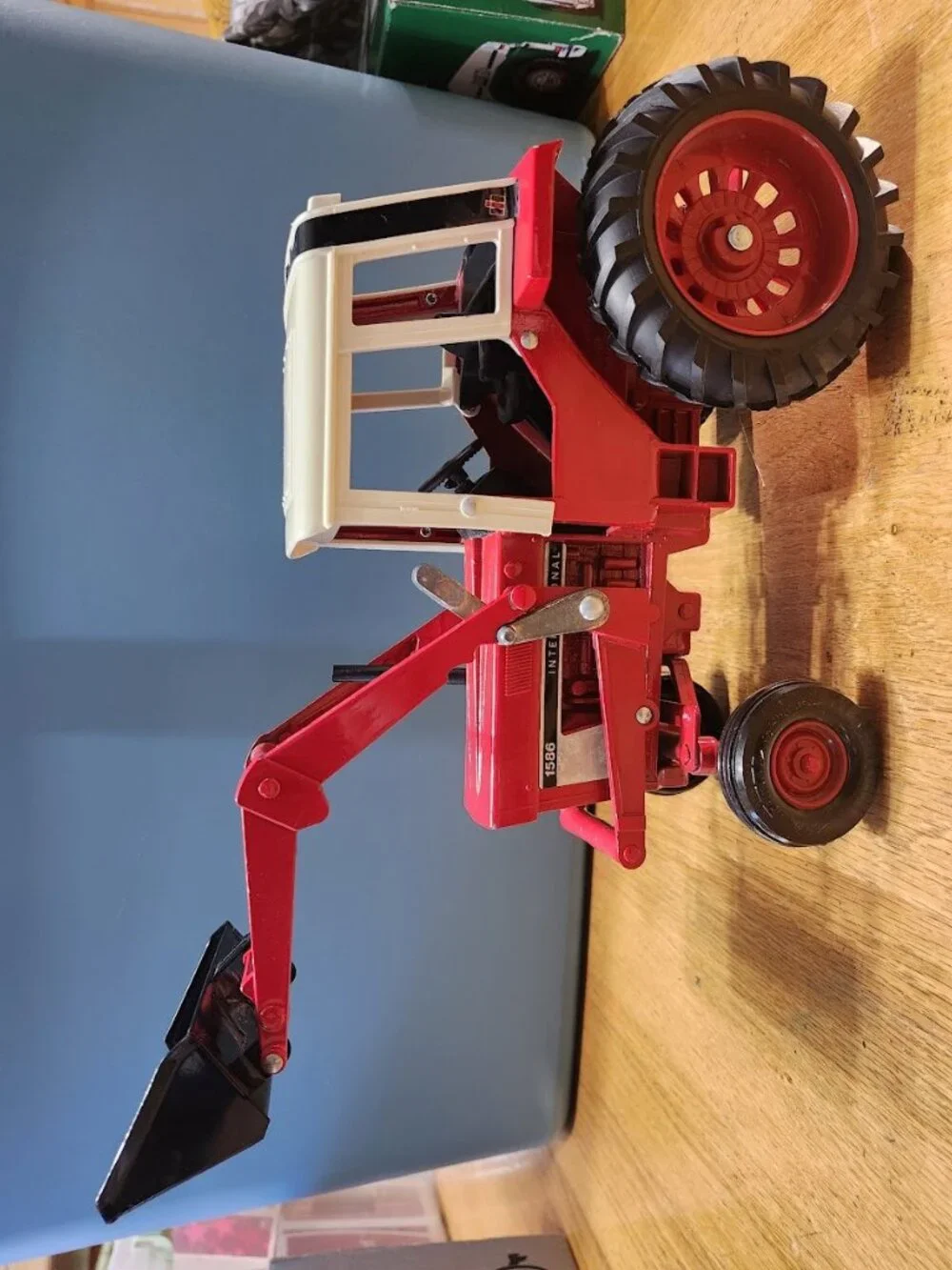 Ertl International 1586 Tractor with Endloader 1/16 scale w/scoop Die cast metal